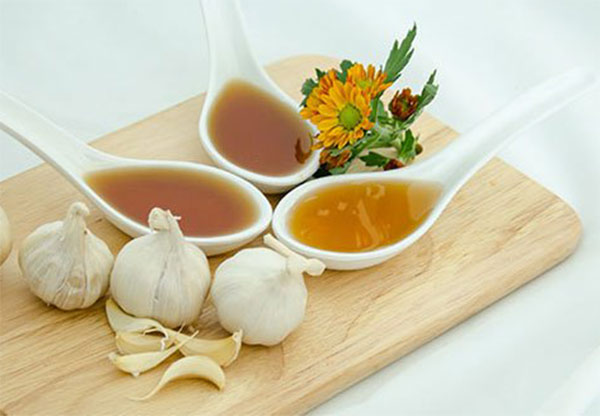 4. Tỏi và mật ong
