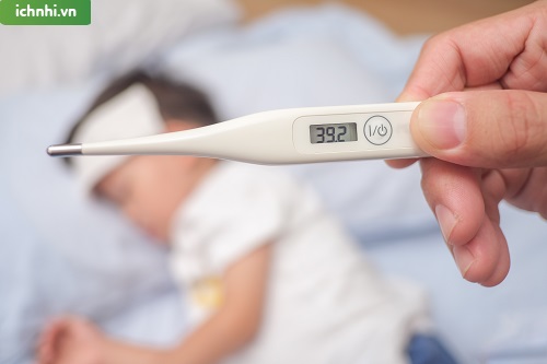 Dấu hiệu nhận biết trẻ bị sốt mà mẹ nào cũng cần phải nắm rõ