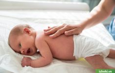 Mách mẹ cách vỗ rung đờm cho trẻ sơ sinh hiệu quả ít ai biết1