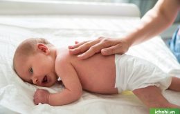 Mách mẹ cách vỗ rung đờm cho trẻ sơ sinh hiệu quả ít ai biết1