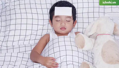 cách trị nghẹt mũi cho bé khi ngủ